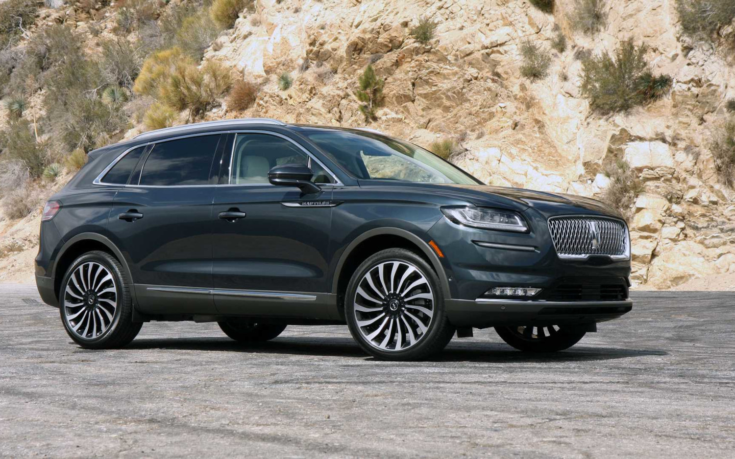 Comparison - Genesis GV70 2022 - vs - Lincoln Nautilus Black Label 2021 ...